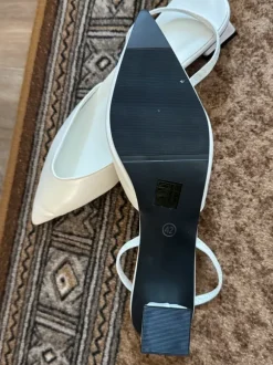 Weiße spitze Slingback-Pumps