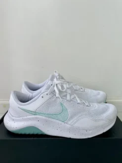 Witte gym/runningshoes van Nike