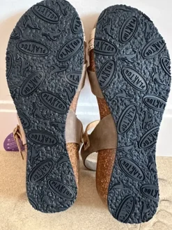 Wunderschöne bequeme Sandalen in Gold/Khaki (Gr. 37)