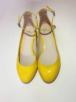 Wunderschöne Schuhe in einem knalligen Neon-Gelb
