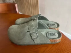 XTI Clogs groen suède in maat 42