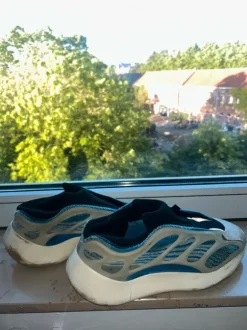 Yeezy 700 V3 / 44 / Bleu Blanc / Blue White / Bonne état / avec lacets à côté