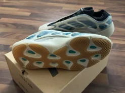 Yeezy 700 v3 Kyanit