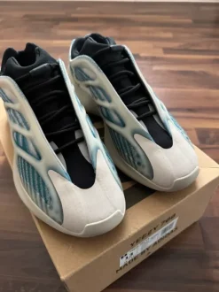 Yeezy 700 v3 Kyanit