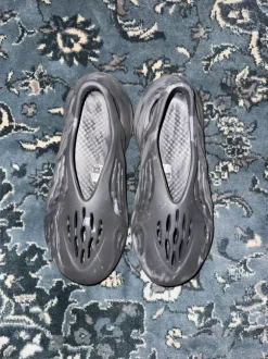 Yeezy foam runners grey