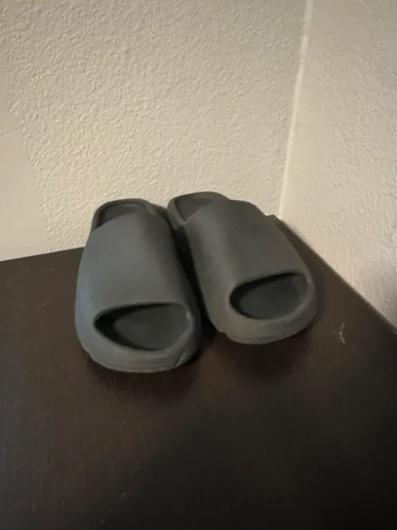Yeezy slide Onyx Black