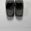 Yezzy Slides Schwarz 44