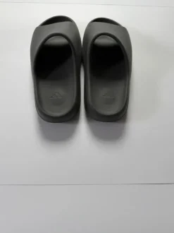 Yezzy Slides Schwarz 44