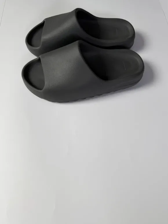 Yezzy Slides Schwarz 44