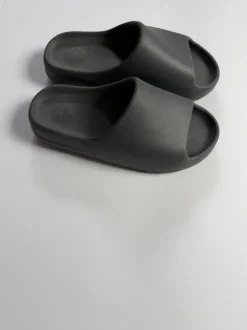 Yezzy Slides Schwarz 44