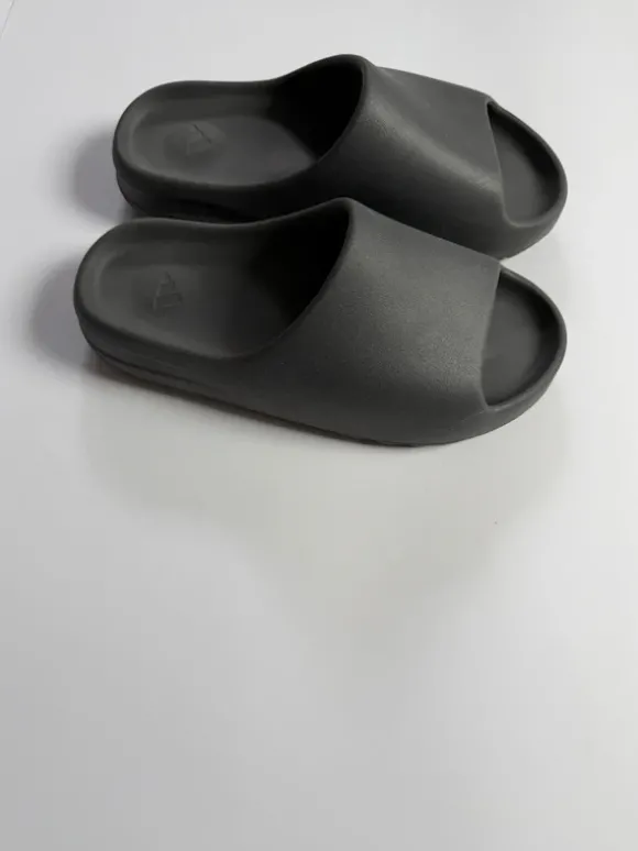 Yezzy Slides Schwarz 44