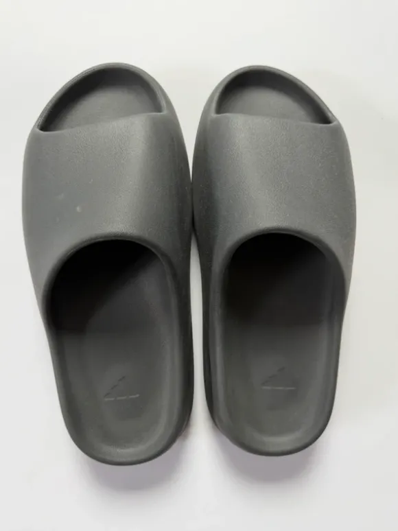 Yezzy Slides Schwarz 44