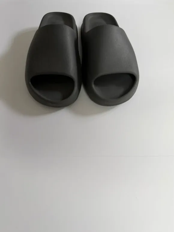 Yezzy Slides Schwarz 44