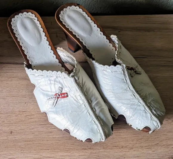 Y2K Vintage Pearly Clogs with Small Bows