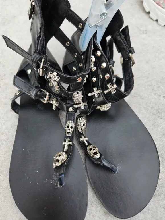 Zehentreter, Sandalen, schwarz, Goth, mit Kreuzen & Skulls