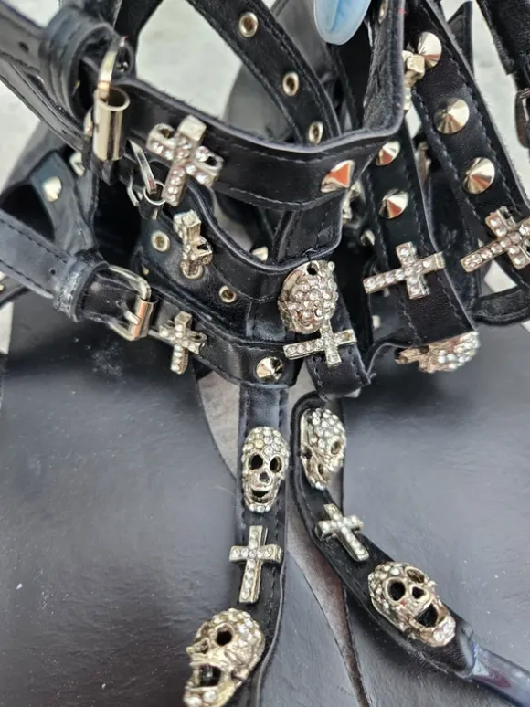 Zehentreter, Sandalen, schwarz, Goth, mit Kreuzen & Skulls