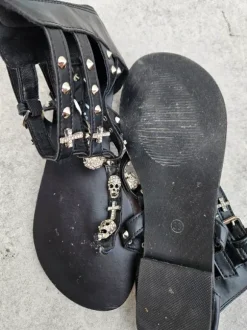 Zehentreter, Sandalen, schwarz, Goth, mit Kreuzen & Skulls