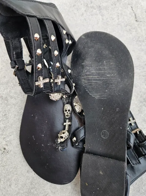 Zehentreter, Sandalen, schwarz, Goth, mit Kreuzen & Skulls