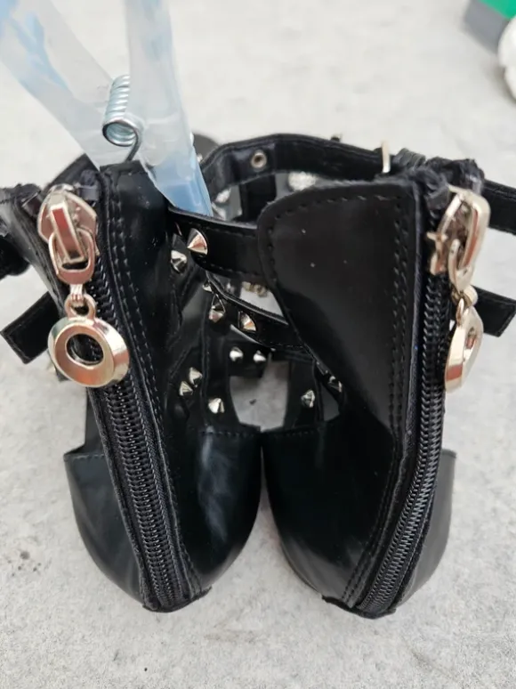 Zehentreter, Sandalen, schwarz, Goth, mit Kreuzen & Skulls
