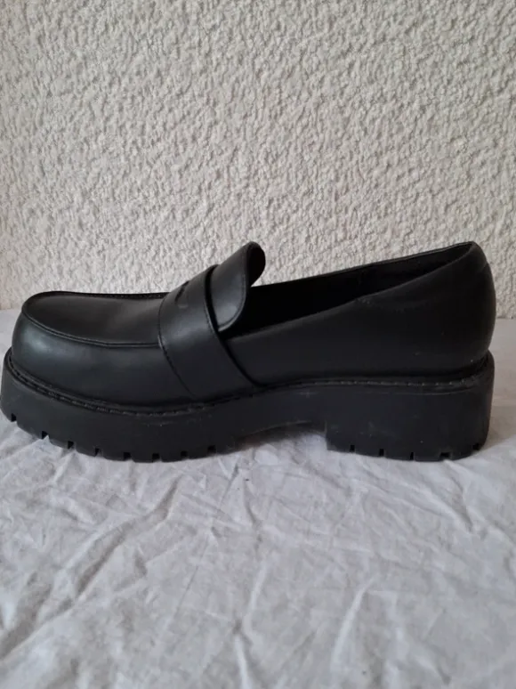 Zwarte chunky loafers met plateauzool van Monki
