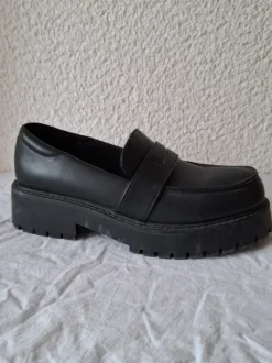Zwarte chunky loafers met plateauzool van Monki