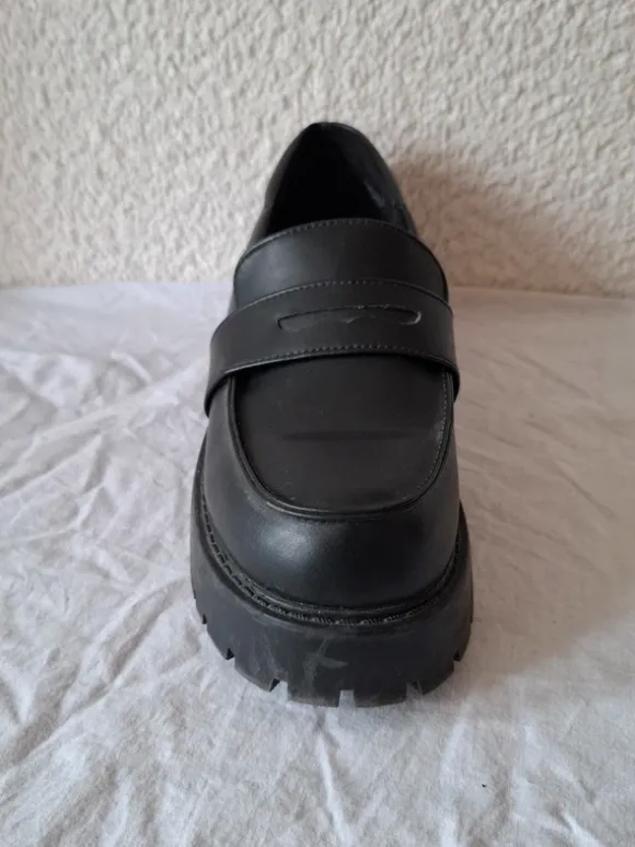 Zwarte chunky loafers met plateauzool van Monki