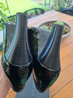 Zwarte pumps in lakleer