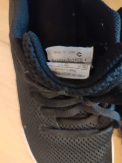 Zwarte sportschoenen maat 38.