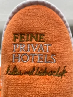 Zwei Paar Hotel Pantoffel